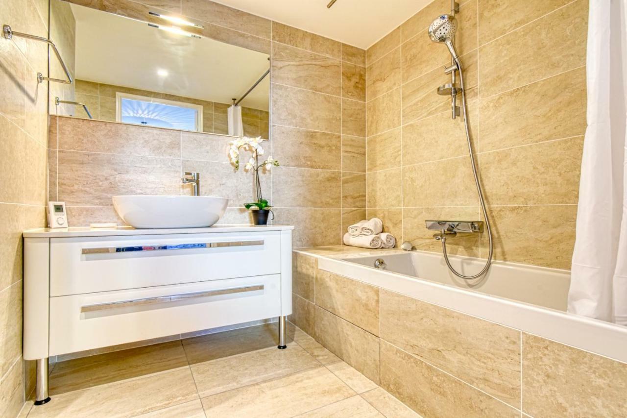 Apartamento Nice With Private Garden, Pool & Parking *